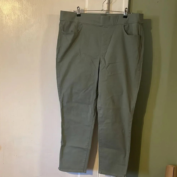 Gloria Vanderbilt Women's Pants Size 18/ Inseam 26"pull on crop length Mid-Rise - Picture 3 of 7